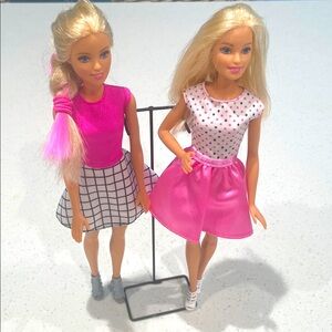 Mattel - Pair of 2015 Barbie dolls with outfits.